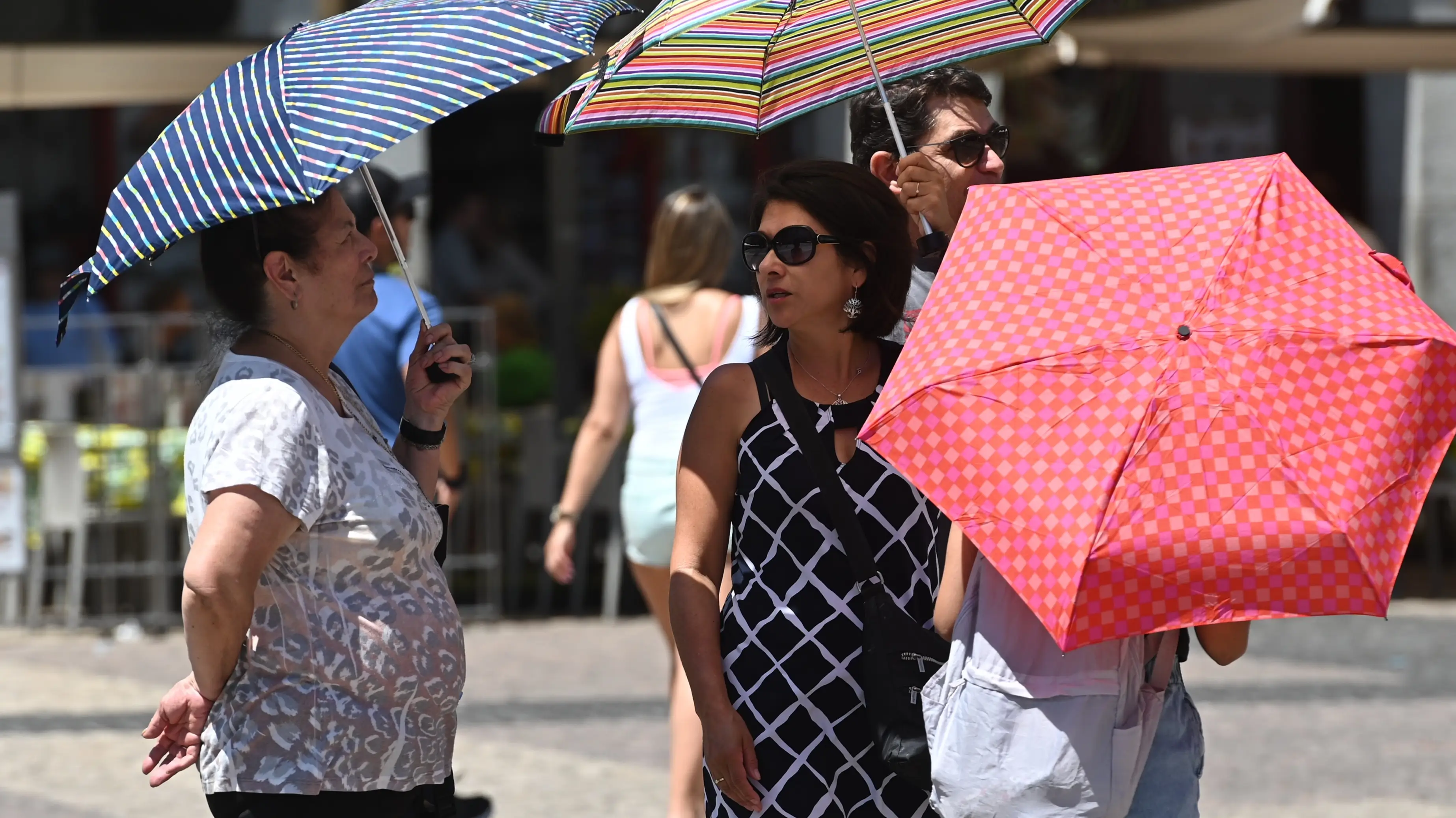 Diez provincias estarán este jueves en riesgo por altas temperaturas y siete por lluvias o tormentas Diez provincias estarán este jueves en riesgo por altas temperaturas y siete por lluvias o tormentas