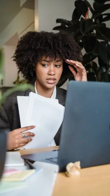 Mujer agobiada Mujer agobiada