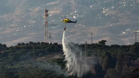 Un hidroavión trabajando en las tareas de extinción de un incendio Un hidroavión trabajando en las tareas de extinción de un incendio