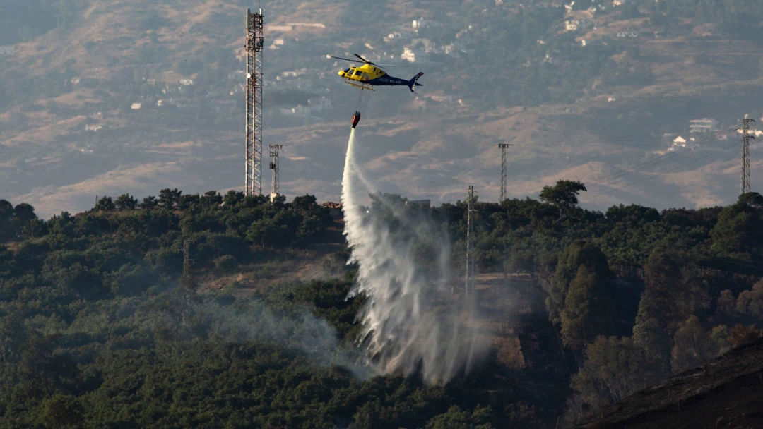 Un hidroavi&oacute;n trabajando en las tareas de extinci&oacute;n de un incendio