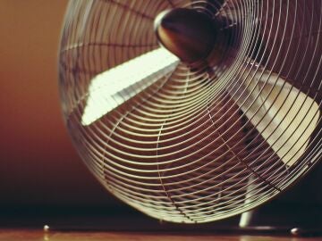 Un ventilador puede ayudar a refrescarte ante la ola de calor.