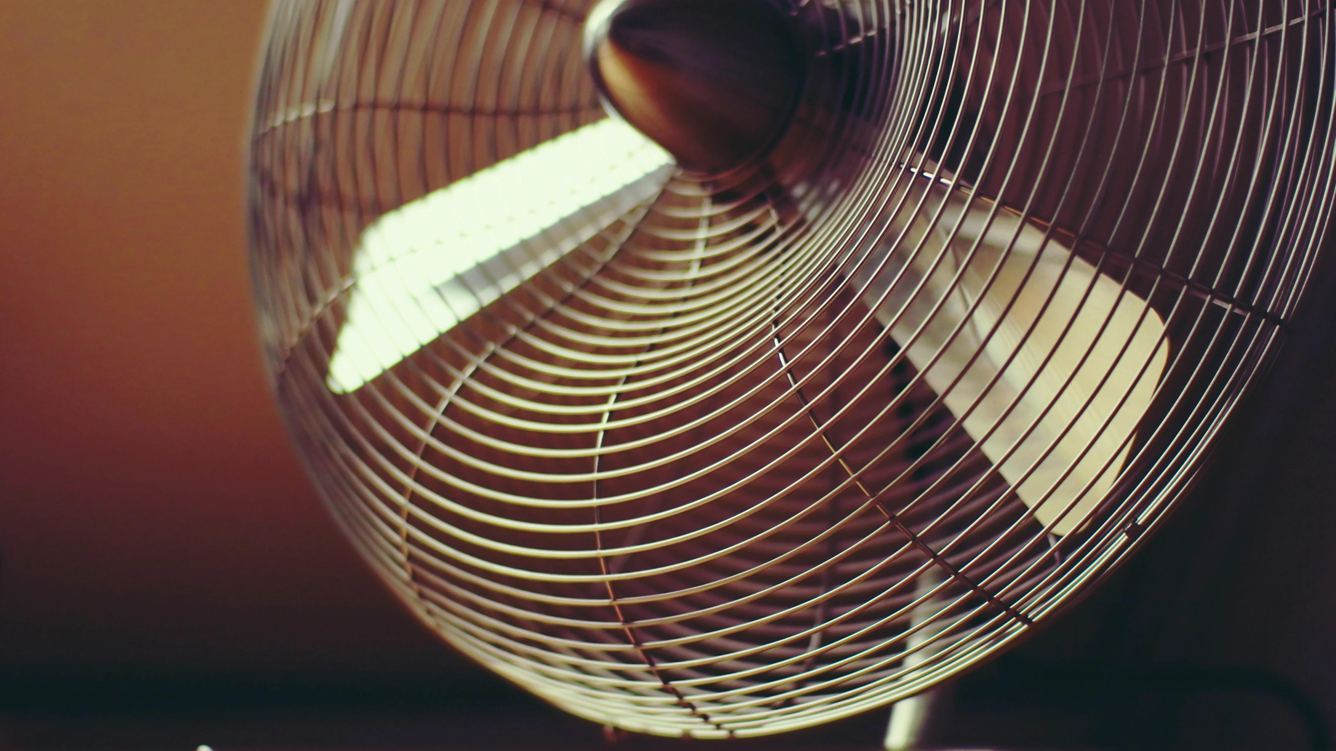 Un ventilador puede ayudar a refrescarte ante la ola de calor.