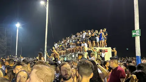 Un grupo de personas subidas a una caseta portátil en el concierto del rapero Morad Un grupo de personas subidas a una caseta portátil en el concierto del rapero Morad