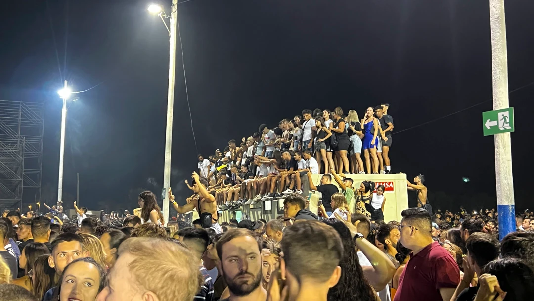 Un grupo de personas subidas a una caseta portátil en el concierto del rapero Morad Un grupo de personas subidas a una caseta portátil en el concierto del rapero Morad
