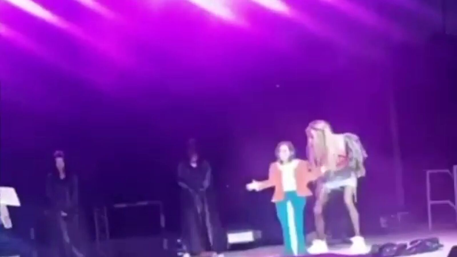Una drag queen golpea con un bate dos maniquís con los rostros de Isabel Díaz Ayuso y Santiago Abascal en un festival en Cataluña