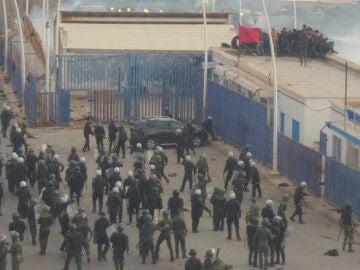  Posponen el juicio a 28 emigrantes por el salto de una valla en Melilla que dejó 23 muertos