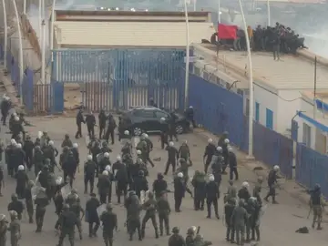 Posponen el juicio a 28 emigrantes por el salto de una valla en Melilla que dejó 23 muertos Posponen el juicio a 28 emigrantes por el salto de una valla en Melilla que dejó 23 muertos