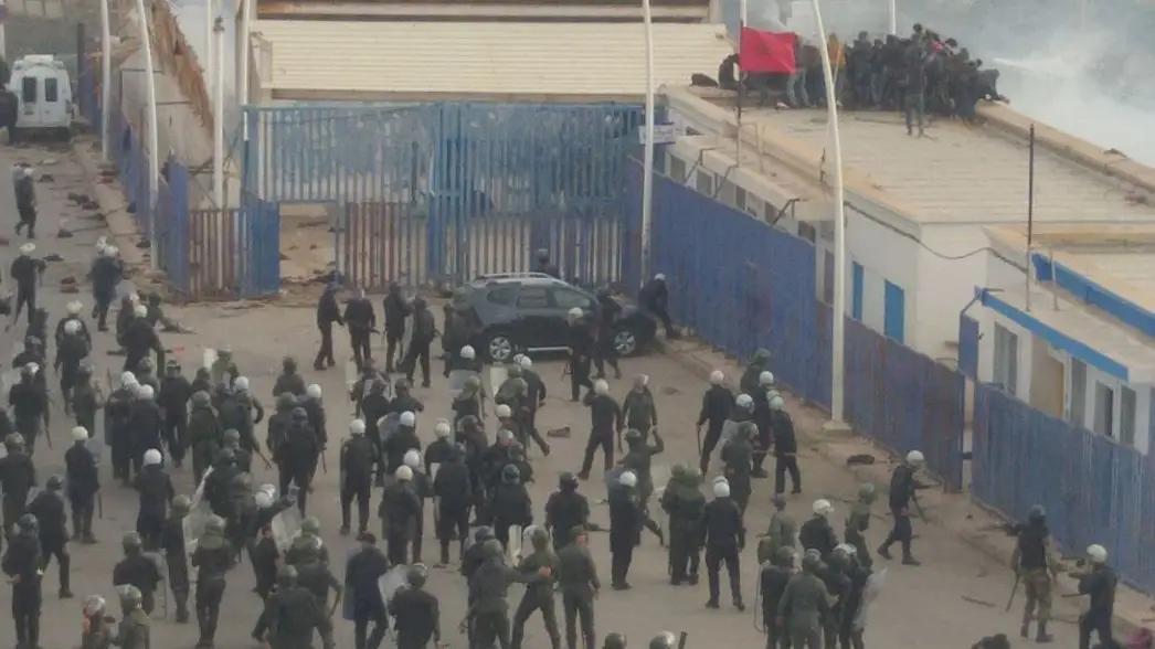 Posponen el juicio a 28 emigrantes por el salto de una valla en Melilla que dejó 23 muertos Posponen el juicio a 28 emigrantes por el salto de una valla en Melilla que dejó 23 muertos