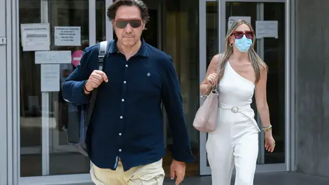 El actor Luis Lorenzo y su pareja Arancha Suárez Palomino a su salida de los Juzgados de Arganda del Rey El actor Luis Lorenzo y su pareja Arancha Suárez Palomino a su salida de los Juzgados de Arganda del Rey