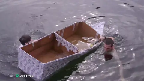 Los fabrican y luego compiten: la original carrera de barcos de cartón en Italia Los fabrican y luego compiten: la original carrera de barcos de cartón en Italia