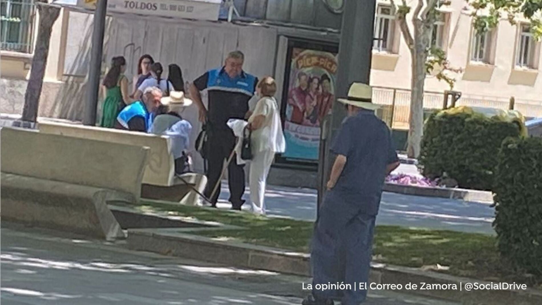 Una pareja de ancianos practica sexo oral a plena luz del día en una plaza de Zamora foto