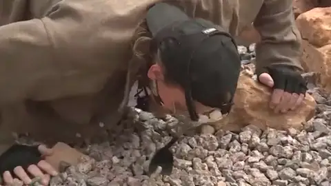 Un hombre empujando un cacahuete con la nariz Un hombre empujando un cacahuete con la nariz