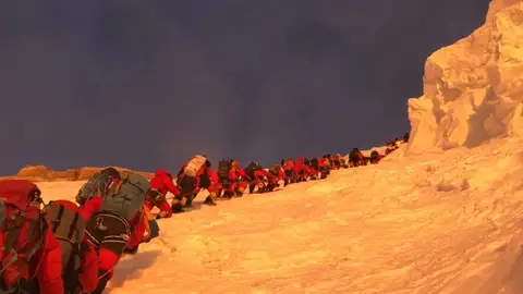 El sherpa Mingma G denuncia el atasco para escalar el K2 con un impactante vídeo El sherpa Mingma G denuncia el atasco para escalar el K2 con un impactante vídeo
