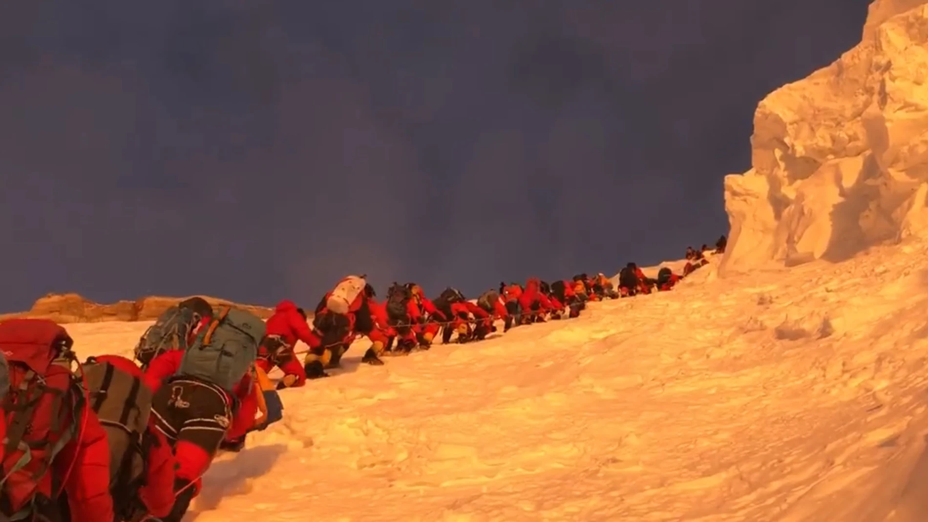 El sherpa Mingma G denuncia el atasco para escalar el K2 con un impactante vídeo
