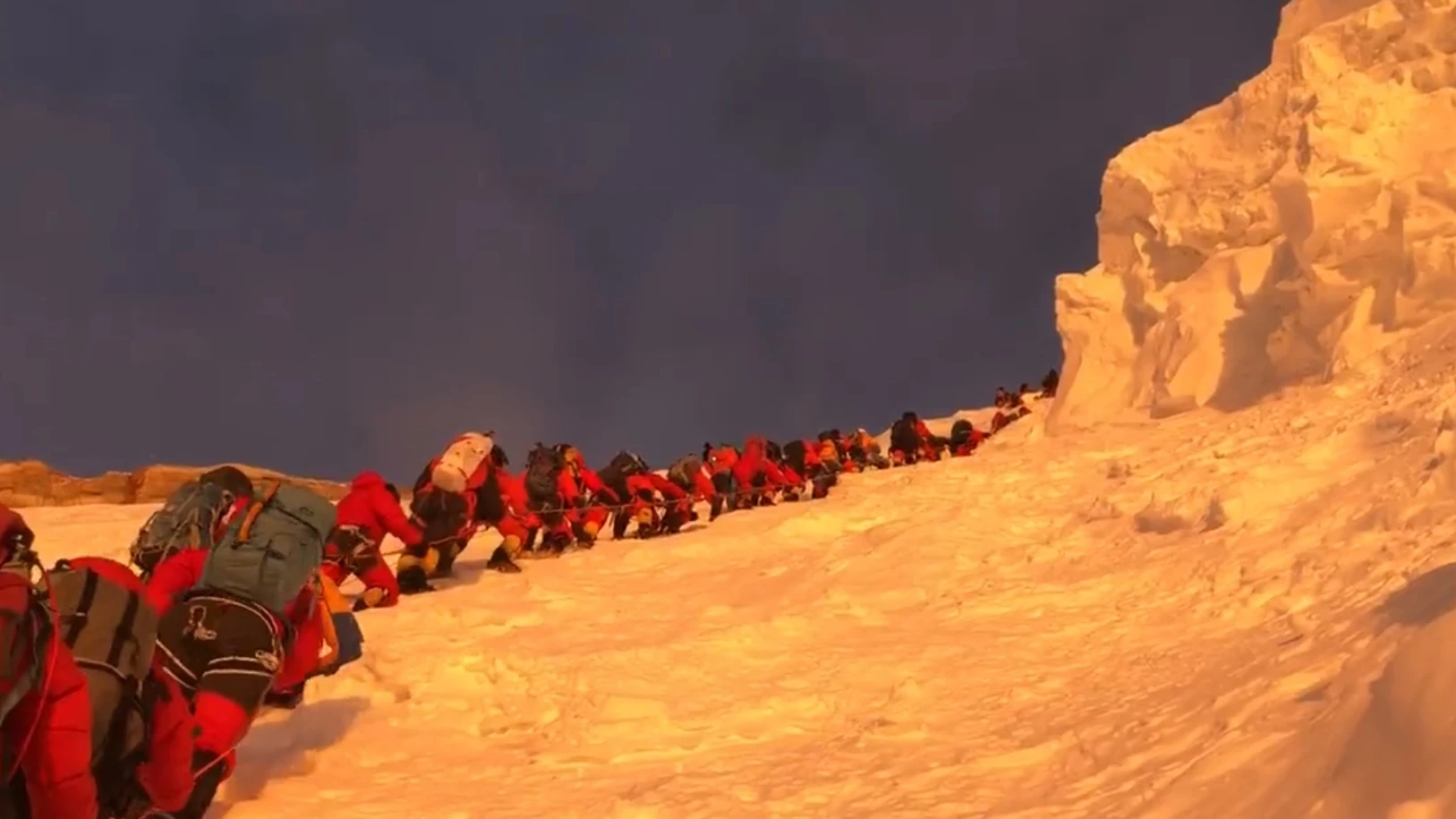 El sherpa Mingma G denuncia el atasco para escalar el K2 con un impactante v&iacute;deo