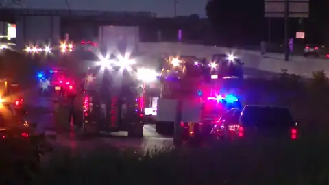 Policía y efectivos en el lugar de los hechos donde tuvo lugar el impacto del camión contra la casa Wisconsin
