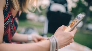 Mujer con un tel&eacute;fono m&oacute;vil en la mano