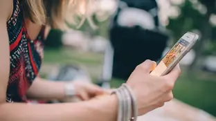 Mujer con un teléfono móvil en la mano Mujer con un teléfono móvil en la mano