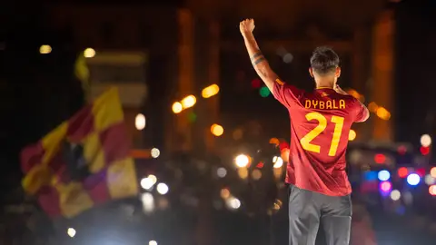 El espectacular e imperial recibimiento de la Roma a Paulo Dybala: 10.000 personas en el Coliseo Cuadrado El espectacular e imperial recibimiento de la Roma a Paulo Dybala: 10.000 personas en el Coliseo Cuadrado