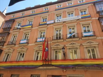 El edificio de grupos municipales del Ayuntamiento de Madrid con las banderas LGTBI+