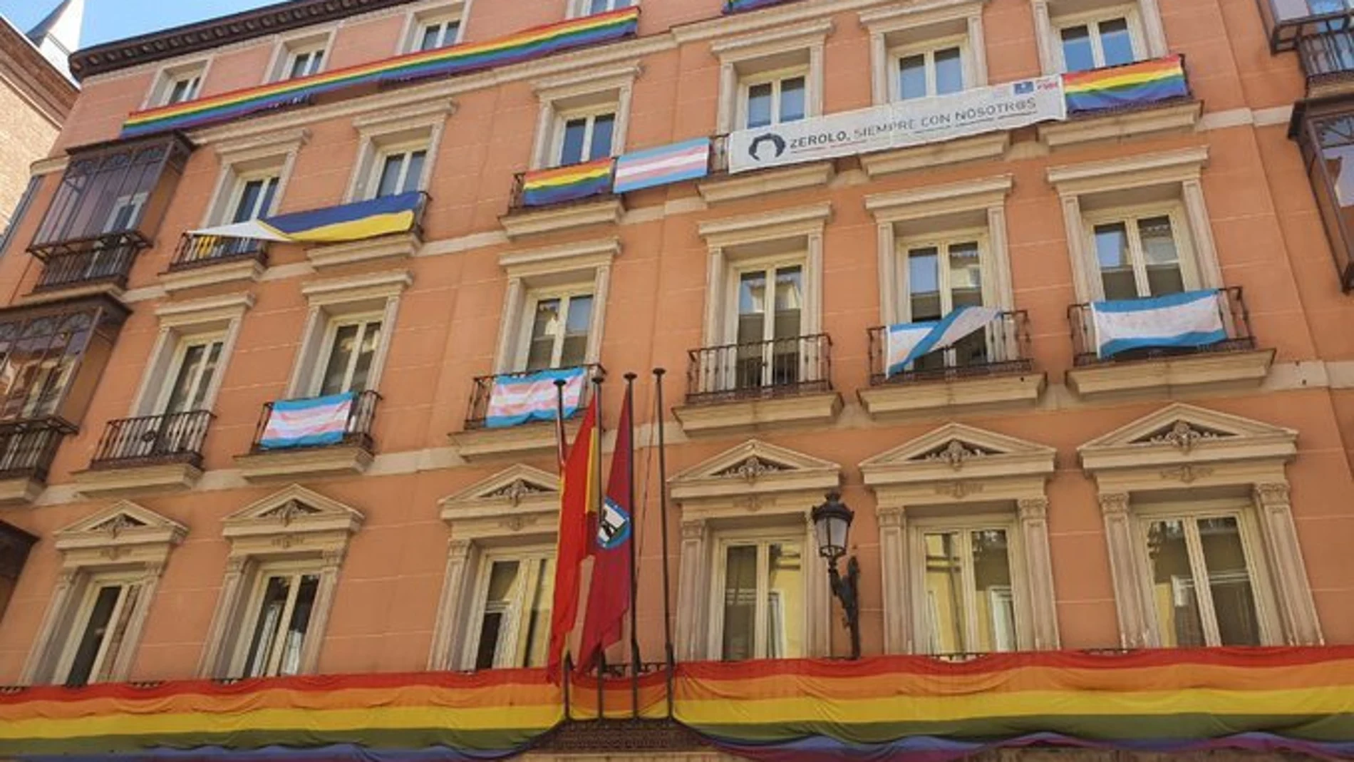 El edificio de grupos municipales del Ayuntamiento de Madrid con las banderas LGTBI+