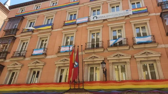 El edificio de grupos municipales del Ayuntamiento de Madrid con las banderas LGTBI+ El edificio de grupos municipales del Ayuntamiento de Madrid con las banderas LGTBI+