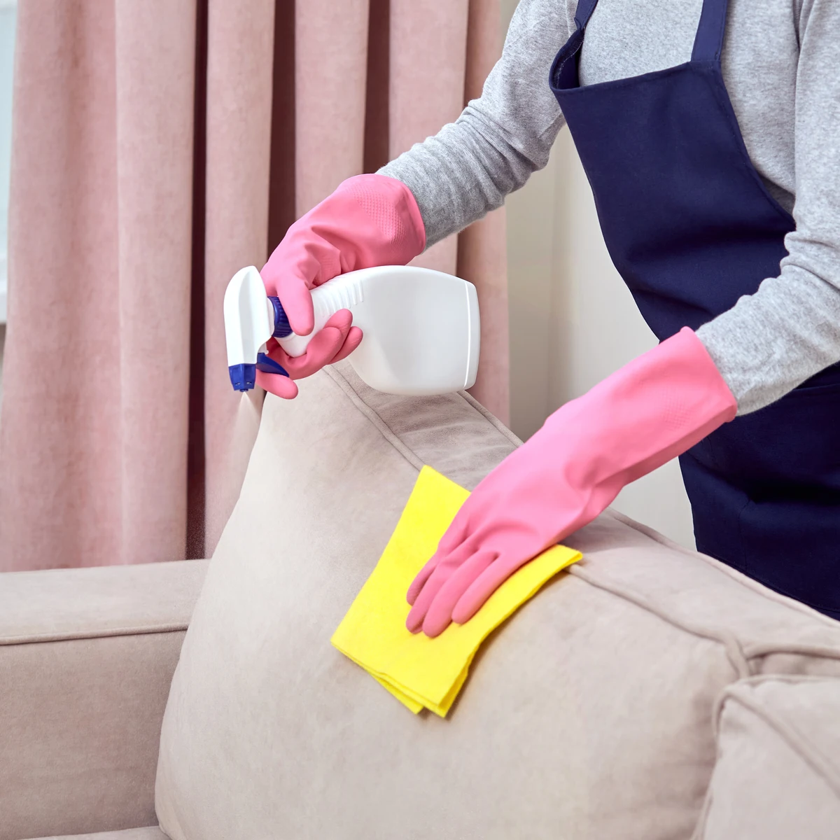 El truco viral de la pastilla de lavavajillas para limpiar el sofá. ¡Fácil  y sorprendente!