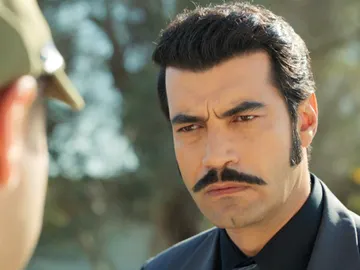 En el próximo capítulo de ‘Tierra Amarga’: Demir es detenido por ser el principal sospechoso de herir gravemente a Ümit En el próximo capítulo de ‘Tierra Amarga’: Demir es detenido por ser el principal sospechoso de herir gravemente a Ümit
