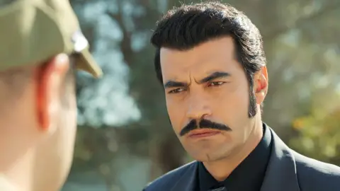 En el próximo capítulo de ‘Tierra Amarga’: Demir es detenido por ser el principal sospechoso de herir gravemente a Ümit En el próximo capítulo de ‘Tierra Amarga’: Demir es detenido por ser el principal sospechoso de herir gravemente a Ümit