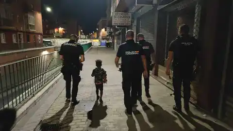 Un niño de tres años pide auxilio en una calle de Valladolid por la madrugada: "Mi madre está muerta" Un niño de tres años pide auxilio en una calle de Valladolid por la madrugada: "Mi madre está muerta"