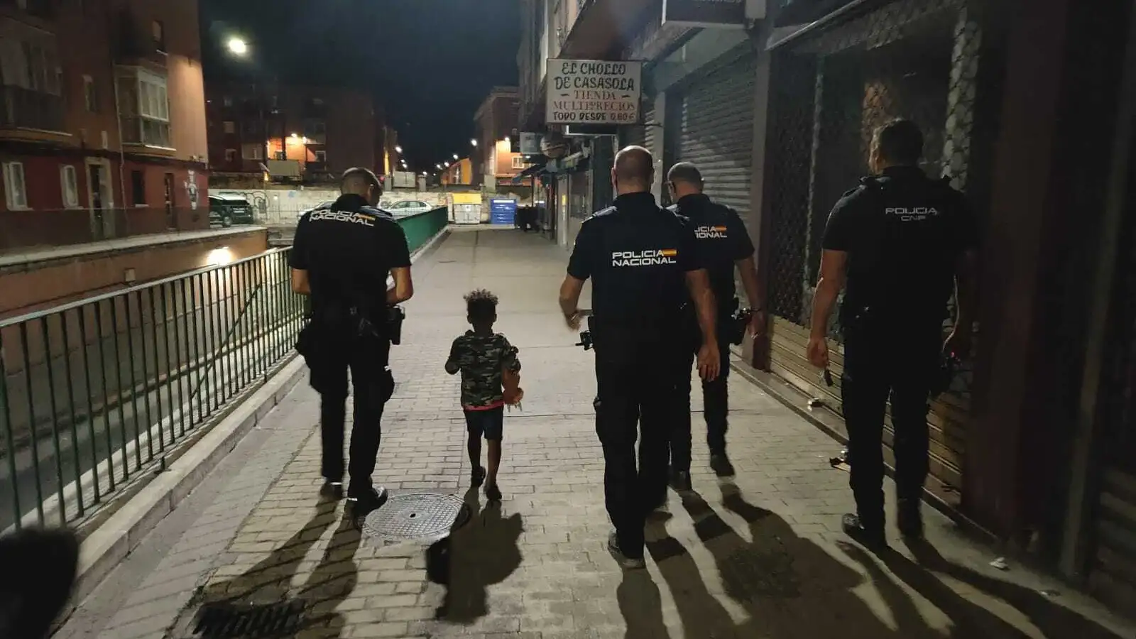 Un niño de tres años pide auxilio en una calle de Valladolid por la madrugada: "Mi madre está muerta" Un niño de tres años pide auxilio en una calle de Valladolid por la madrugada: "Mi madre está muerta"