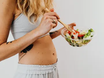 Mujer comiendo Mujer comiendo