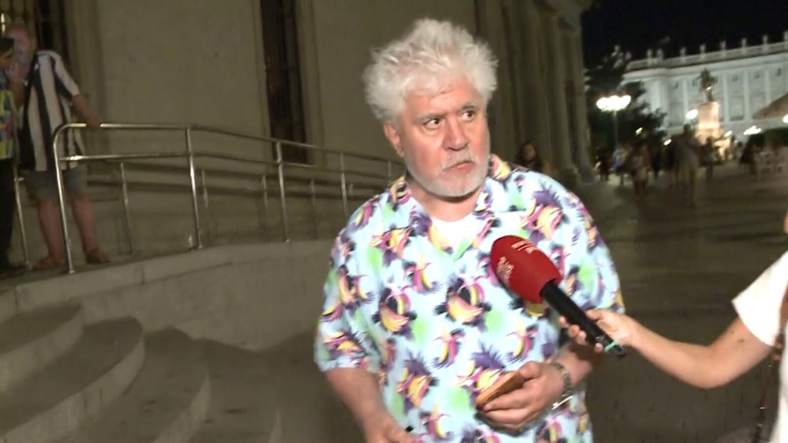 Pedro Almodóvar: su ¿sincera? respuesta al preguntarle por la foto con Rosalía en la que Belén Esteban le recortó