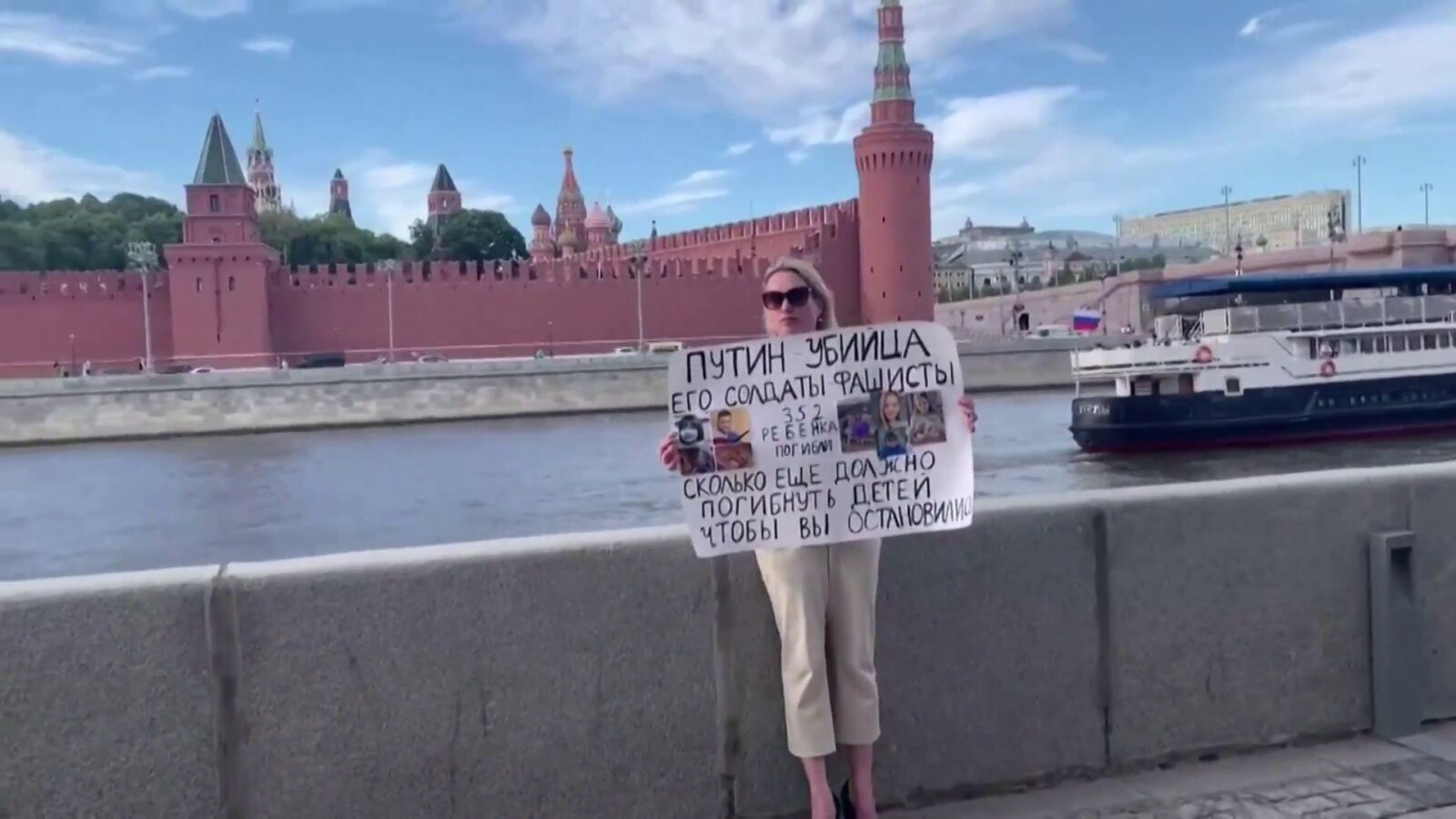 Detenida una periodista rusa por manifestarse en Moscú contra Putin: 
