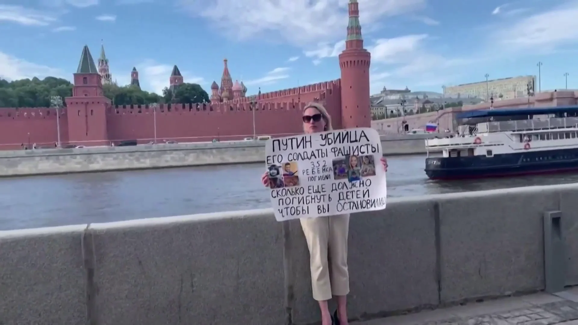 Periodista protesta contra Putin Periodista protesta contra Putin