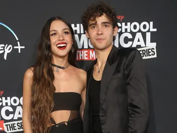 Olivia Rodrigo y Joshua Bassett en la premiere Olivia Rodrigo y Joshua Bassett en la premiere