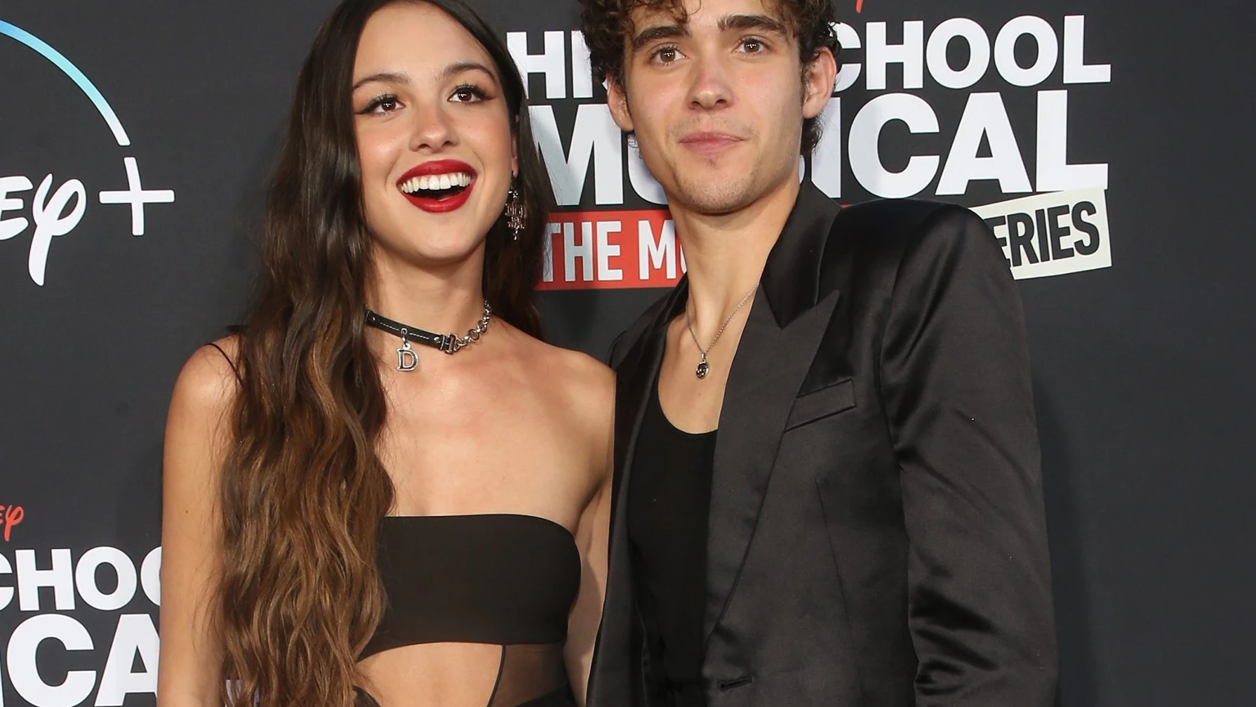 Olivia Rodrigo y Joshua Bassett en la premiere