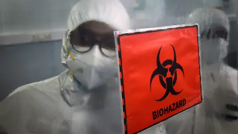 Técnicos de laboratorio trabajan dentro de un laboratorio molecular para analizar el virus de la viruela del mono Técnicos de laboratorio trabajan dentro de un laboratorio molecular para analizar el virus de la viruela del mono