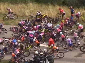 Tremenda caída múltiple en el Tour de Francia con cerca de 30 ciclistas implicadas