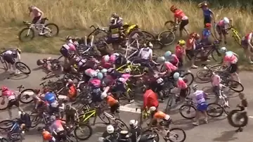 Tremenda caída múltiple en el Tour de Francia con cerca de 30 ciclistas implicadas