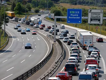 Vehículos circulando por la autopista Vehículos circulando por la autopista