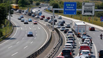 Vehículos circulando por la autopista