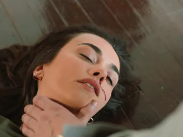 Fikret y Ümit tienen una fuerte pelea… ¡Y ella se cae por las escaleras! Fikret y Ümit tienen una fuerte pelea… ¡Y ella se cae por las escaleras!