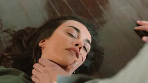 Fikret y Ümit tienen una fuerte pelea… ¡Y ella se cae por las escaleras! Fikret y Ümit tienen una fuerte pelea… ¡Y ella se cae por las escaleras!