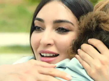 Müjgan le propone a Fikret irse juntos lejos de Çukurova… ¡Y él acepta! Müjgan le propone a Fikret irse juntos lejos de Çukurova… ¡Y él acepta!