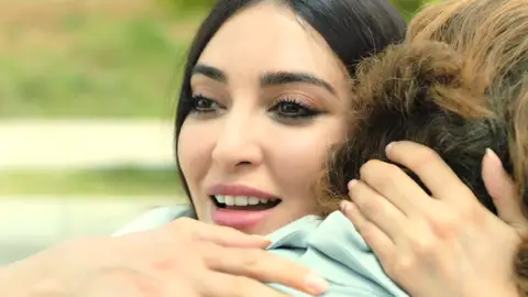 Müjgan le propone a Fikret irse juntos lejos de Çukurova… ¡Y él acepta! Müjgan le propone a Fikret irse juntos lejos de Çukurova… ¡Y él acepta!