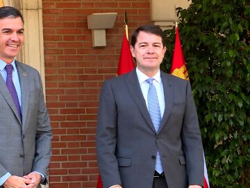 Pedro Sánchez en la Moncloa con el presidente autonómico de Castilla y León, Alfonso Fernández Mañueco