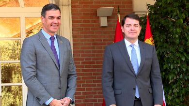 Pedro Sánchez recibe en la Moncloa a los presidentes autonómicos de Castilla y León, Galicia y Andalucía