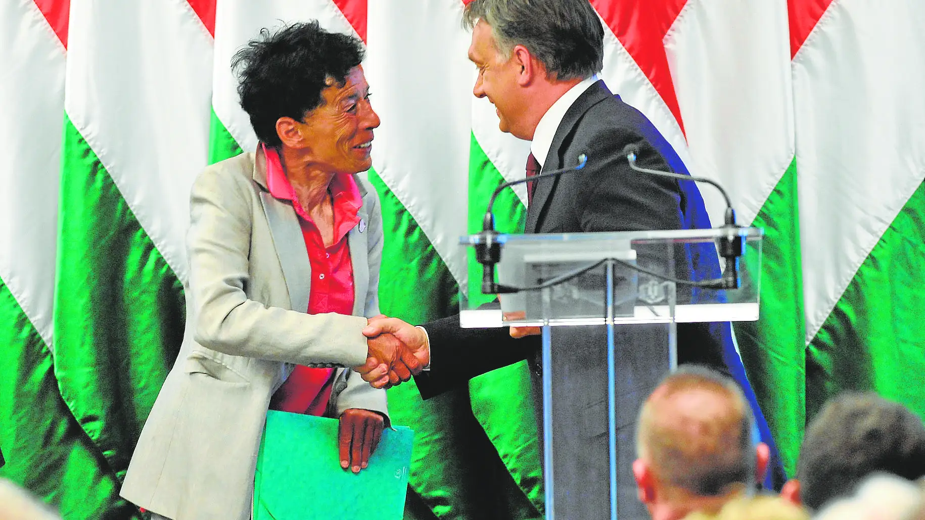 Zsuzsa Hegedüs, la asesora dimitida, saluda a Viktor Orbán cuando aún trabajaba con él Zsuzsa Hegedüs, la asesora dimitida, saluda a Viktor Orbán cuando aún trabajaba con él