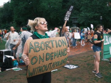 Personas protestan frente a la Casa Blanca para exigir que se proteja el aborto legal